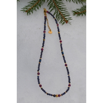 Naszyjnik z rubinów, szafirów i hematytu.